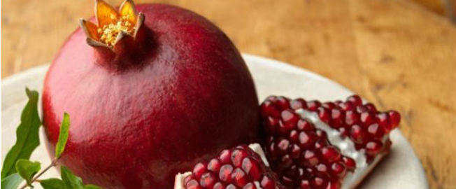 5 أطعمة تقلل الكوليسترول .. الرمان لتنظيف قلبك 1