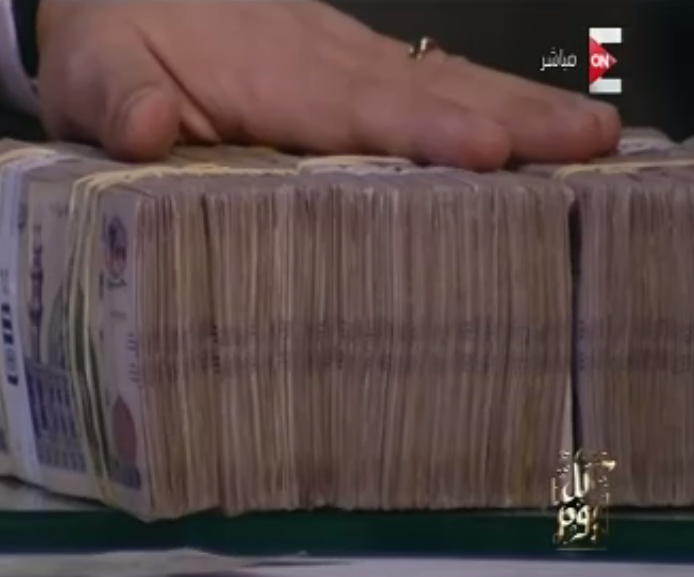شيرين ترسل نصف مليون «كاش» وأخرى «شيك» لعمرو أديب على الهواء.. لهذا السبب 11 585686 شيرين ترسل نصف مليون كاش وأخرى شيك لعمرو أديب على الهواء 3