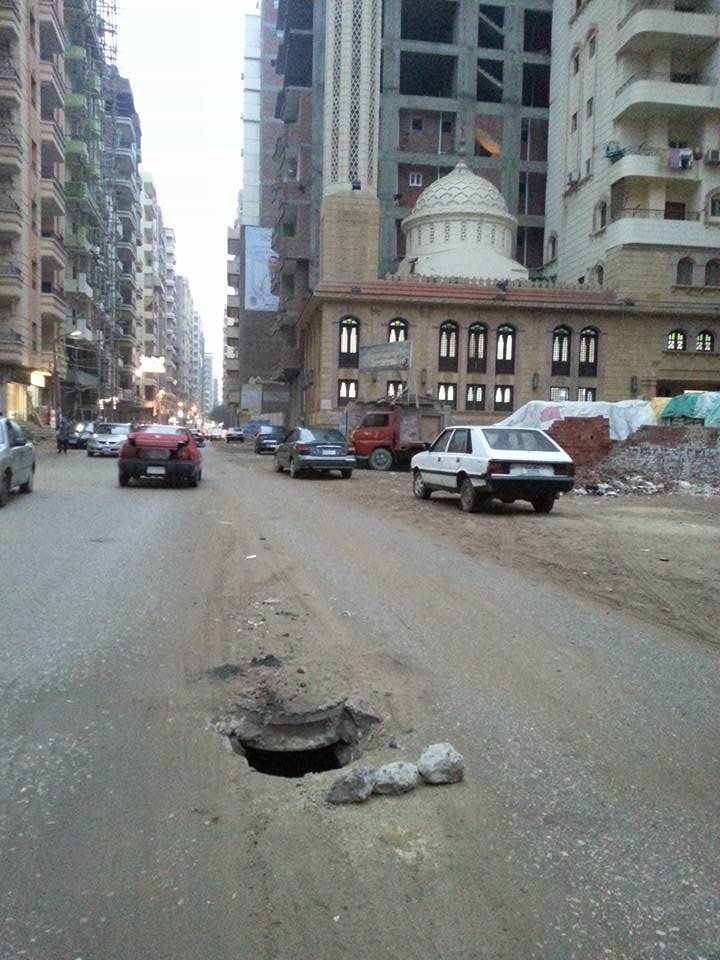 صرف صحي بأحد شوارع الزقازيق تعرض حياة المواطنين للخطر 2