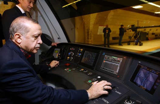 أردوغان يقود مترو الأنفاق في إسطنبول 3