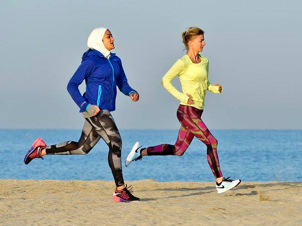 إمراة محجبة تمثل سيدات العرب والمسلمات فى NIKEإعلان لشركة