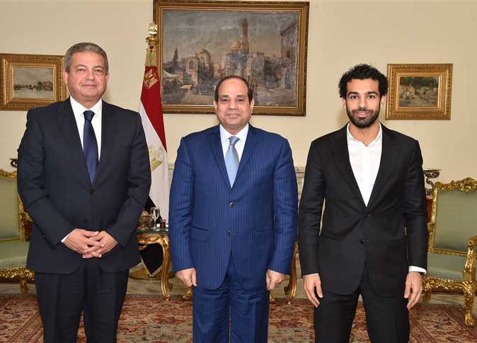 استقبل الرئيس عبد الفتاح السيسي، اليوم الإثنين، اللاعب الدولى محمد صلاح، بحضور المهندس خالد عبد العزيز وزير الشباب والرياضة.