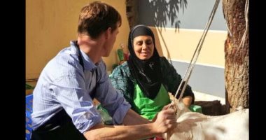 السفير البريطانى يصنع الزبد البلدى مع فلاحة مصرية 3 السفير البريطانى يصنع الزبد البلدى مع فلاحة مصرية