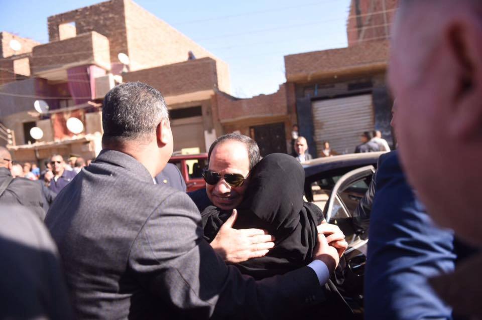 سيدة للسيسي: «خوفونى إنى اقابلك قالوا هتتضربي بالنار» 14 السيسي لسيدة