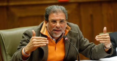 النائب خالد يوسف يغادر مطار القاهرة فى طريقه إلى باريس 1