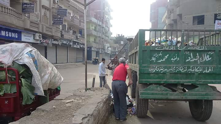 بالصور .. استمرار حملات النظافة بشوارع مدينة فاقوس 5 بالصور .. استمرار حملات النظافة بشوارع مدينة فاقوس 1