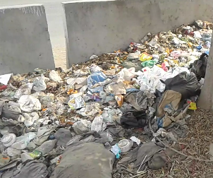 ....عمال النظافة يستغيثوا بالمسئولين بسرعة إيجاد مكان لإلقاء القمامة 4