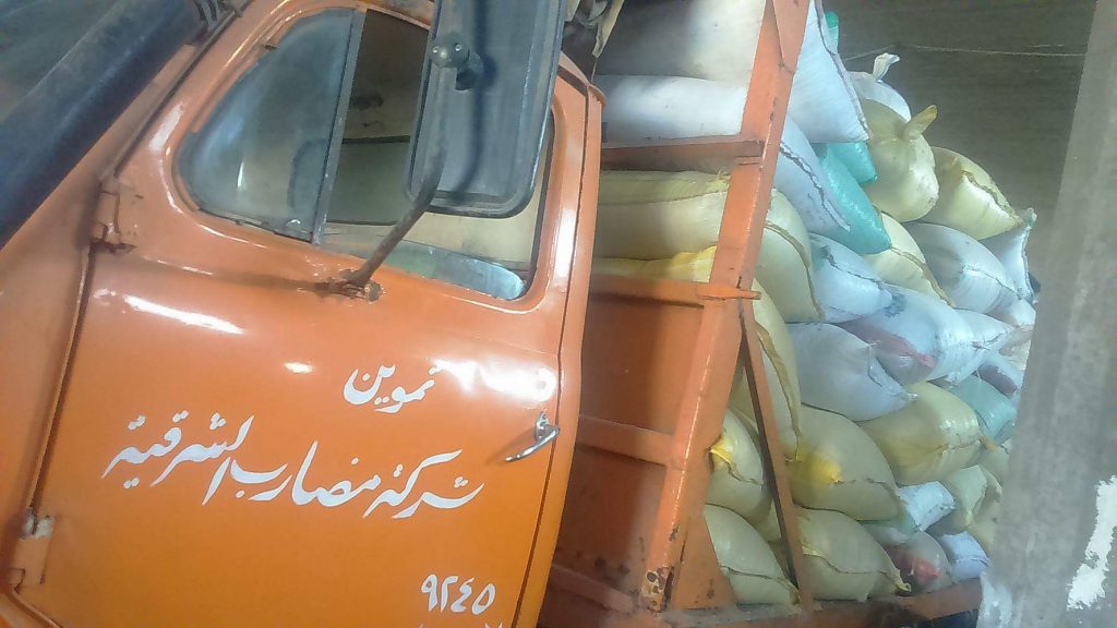 بالصور.. تفاصيل ضبط 150 طن أرز داخل مخزن بالزقازيق 1