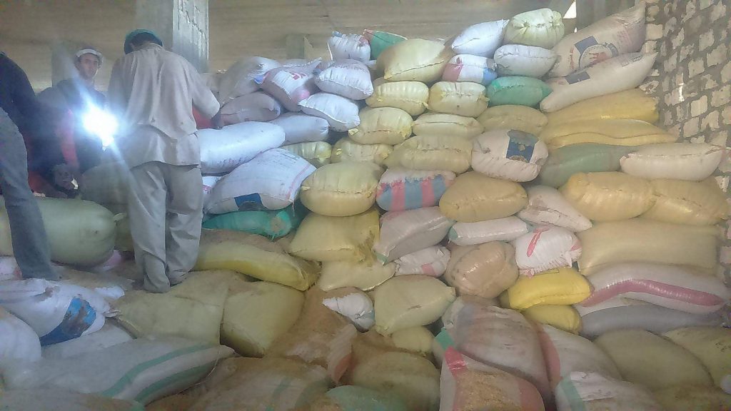 بالصور.. تفاصيل ضبط 150 طن أرز داخل مخزن بالزقازيق 2