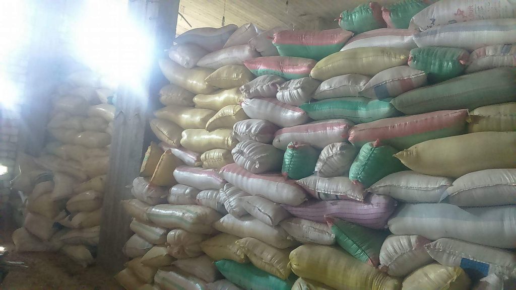 بالصور.. تفاصيل ضبط 150 طن أرز داخل مخزن بالزقازيق 4