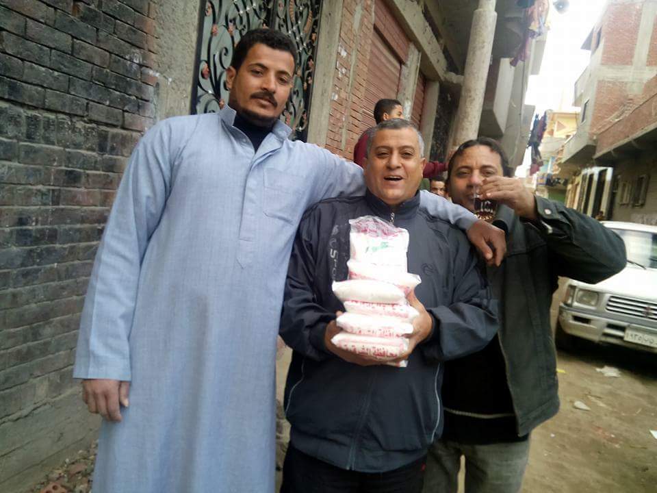 بالصور.. توزيع 20 طن سكر بأسعار مخفضة على أهالي فاقوس 4 بالصور.. توزيع 20 طن سكر بأسعار مخفضة على أهالي فاقوس 1