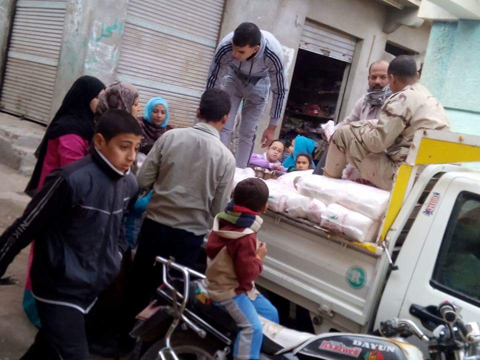 بالصور.. توزيع 20 طن سكر بأسعار مخفضة على أهالي فاقوس 2 بالصور.. توزيع 20 طن سكر بأسعار مخفضة على أهالي فاقوس 3