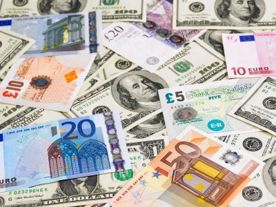 تباين في سوق العملات .. اليورو يفقد 7 جنيهات والدينار يلامس الـ 61 1 تباين في سوق العملات اليوم .. اليورو يفقد 7 جنيهات والدينار يلامس الـ 61