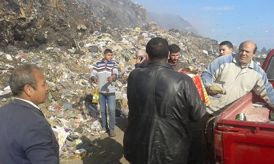 بالصور .. ضبط كمية كبيرة من السلع الغذائية منتهية الصلاحية بديرب نجم 3 ضبط كمية كبيرة من السلع الغذائية منتهية الصلاحية بديرب نجم 3