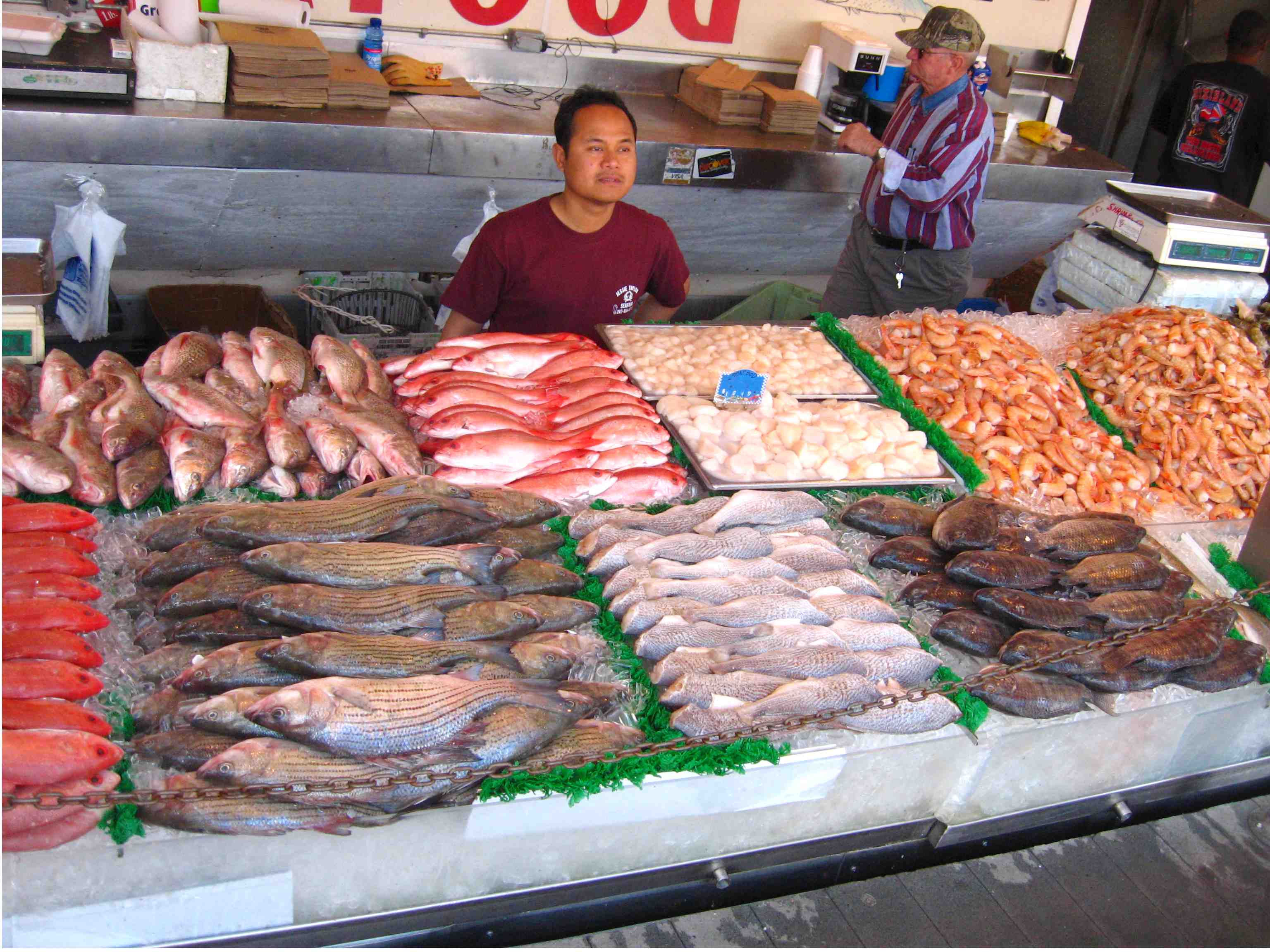 Рыбный прилавок. Рыбный рынок Мале. Рыбный рынок Мале Мальдивы. Рыба на рынке. Прилавок с рыбой на рынке.
