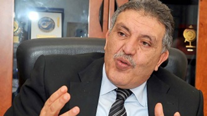 بالفيديو.. رئيس الغرفة التجارية هذا السبب وراء انخفاض سعر الدولار بالفيديو.. رئيس الغرفة التجارية هذا السبب وراء انخفاض سعر الدولار
