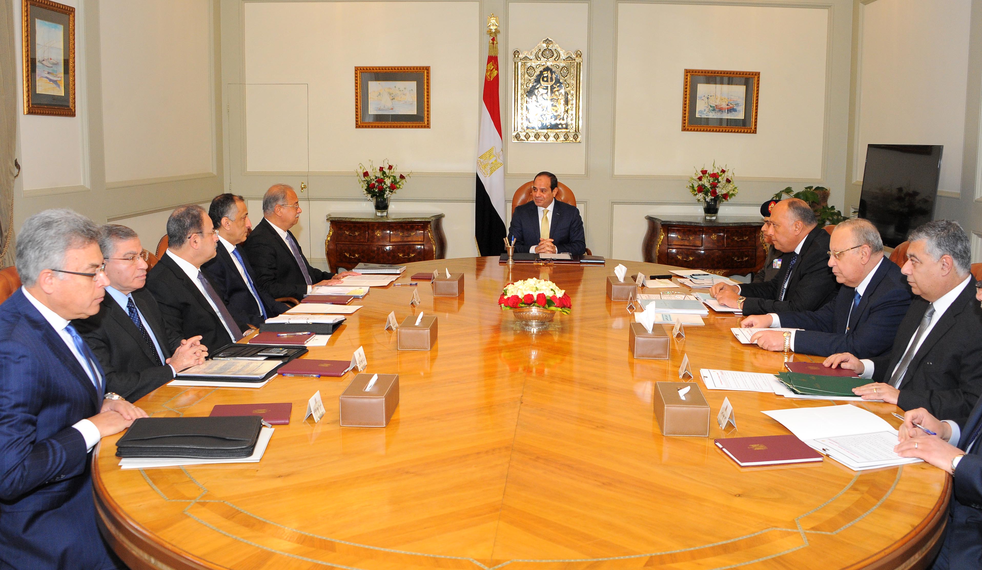 774084 السيسي يجتمع برئيس الوزراء ومحافظ البنك المركزى وعدد من المسئولين