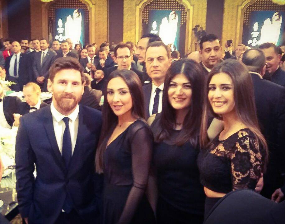84530 الفريق مع اللاعب ميسى