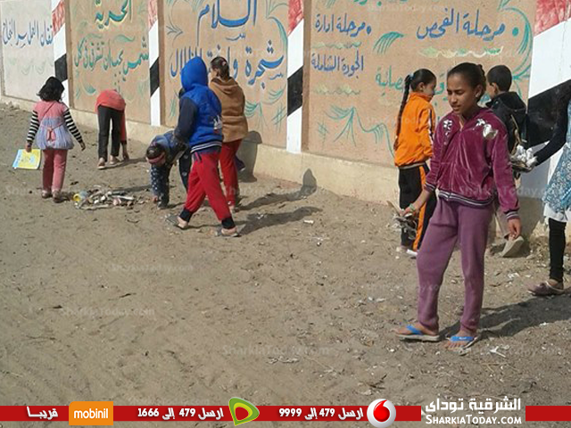 بالصور.. إجبار تلاميد مدرسة السلام بالقرين على رفع القمامة 3 إجبار تلاميد معهد أزهري بالقرين على تنظيف الفناء25