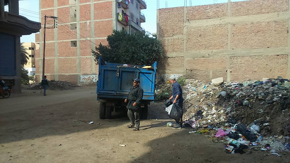 بالصور.. استمرار أعمال رفع القمامة من شوارع فاقوس 2 استمرار أعمال رفع القمامة من شوارع فاقوس