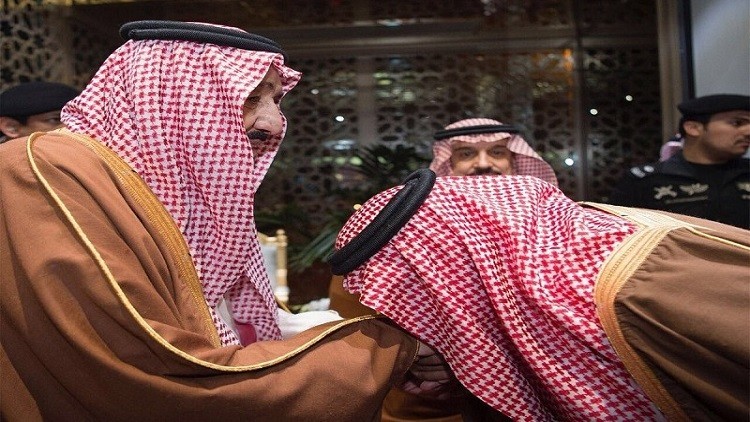 بالفيديو.. الأمير محمد بن سلمان يقبل قدم والده الملك 1 الأمير محمد بن سلمان يقبل قدم والده الملك