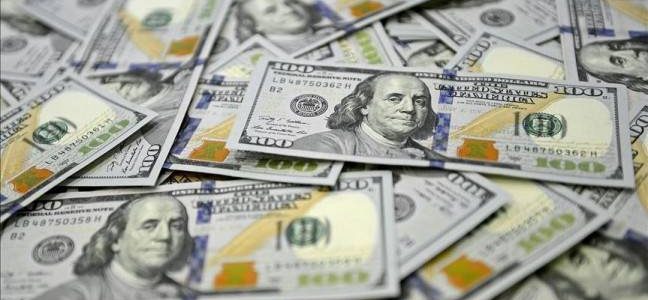 الدولار يخالف التوقعات ويتراجع بشكل ملحوظ في بداية تعاملات البنوك
