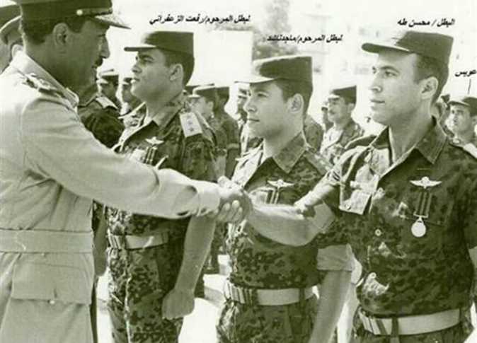 محمد رمضان في أول إجازة من التجنيد: «الجيش هو المعنى الحقيقي للرجولة» 1 الرئيس السادات يصافح ضباط الصاعقة