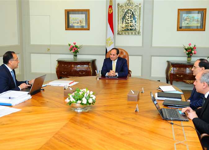 السيسي لوزير الإسكان: يجب القضاء على البيروقراطية للتسهيل على المواطنين 16 السيسي 9