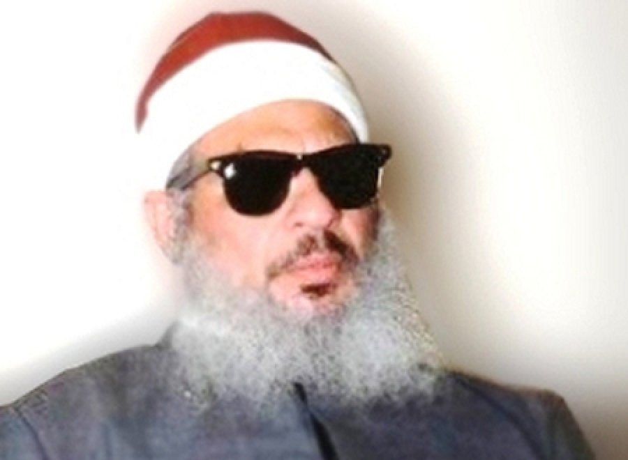 الآلاف يشيعون جثمان الشيخ عمرعبدالرحمن وسيدات يستقبلونه بالورود والحلوى 3 الشيخ عمر عبدالرحمن