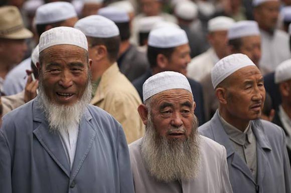 الصين تعرض مكافأة ألفى يوان لمن يبلغ عن شاب ملتح أو امرأة منقبة