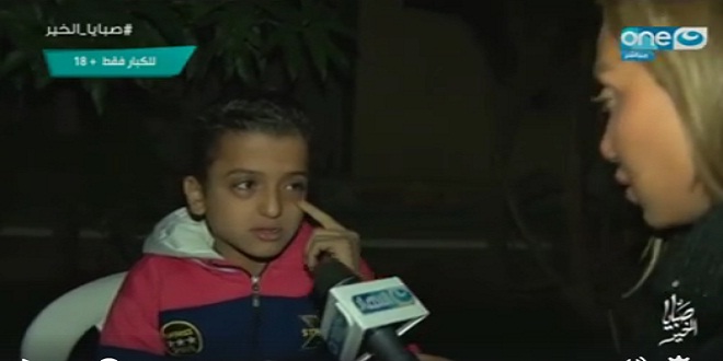 بالفيديو.. طفل يستخرج زلط من عينه