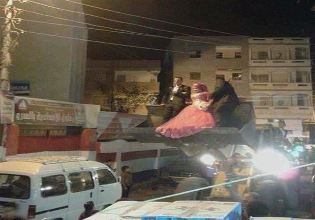 بالفيديو.. عروسان يستقلان لودر خلال زفافهما في دمياط 14 بالفيديو.. عروسان يستقلان لودر خلال زفافهما في دمياط
