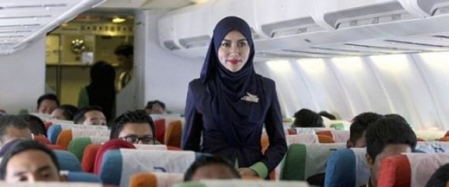 رد فعل شابة مسلمة بعد أن عاقبتها شركة طيران بسبب حجابها