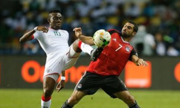 شاهد.. أحمد فتحى يفجر مفاجأة فى مباراة المنتخب.
