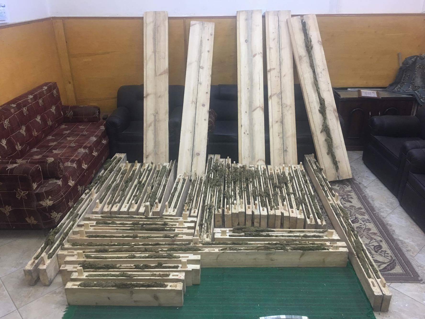 ضبط شخصين بحوزتهما بانجو داخل مخازن سرية في أخشاب بفاقوس 1 ضبط شخصين بحوزتهم كميات كبيرة من نبات البانجو المخدر بفاقوس 3