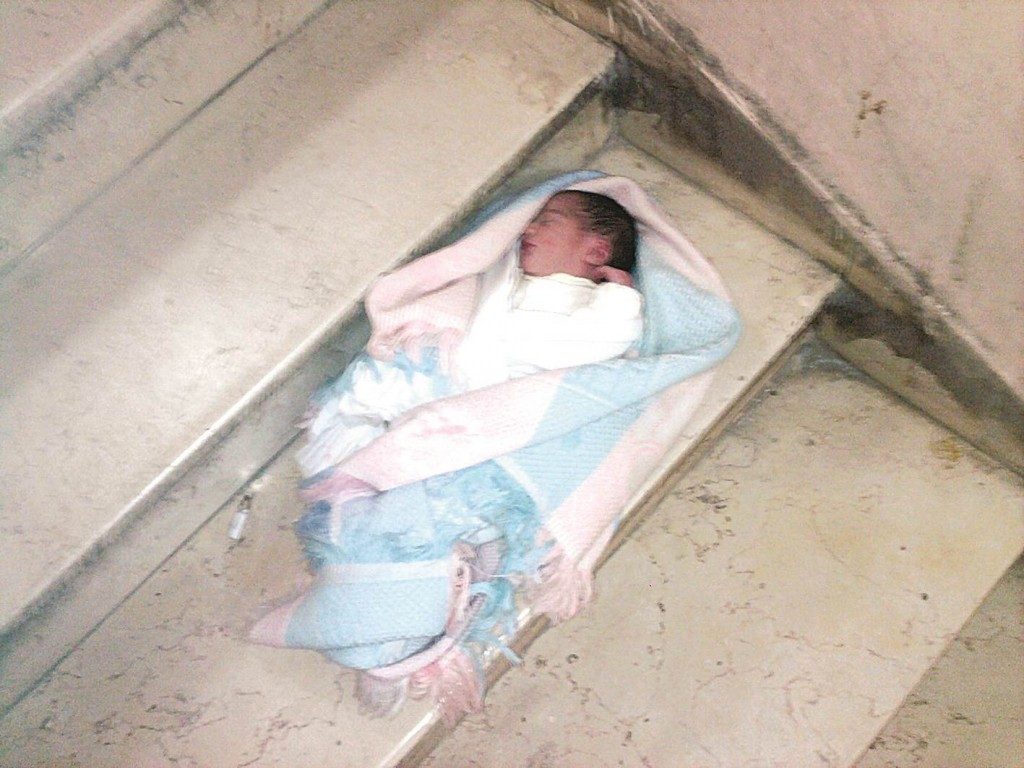 العثور على طفل حديث الولادة أمام إحدى شقق بالزقازيق 1 طفل