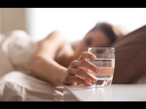 لهذه الأسباب احذر ترك كوب ماء بجوارك عند النوم