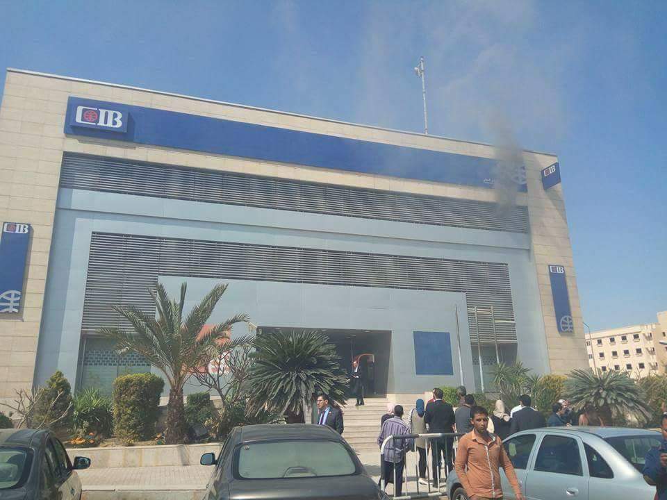 نشوب حريق في فرع أحد البنوك بالعاشر من رمضان 2 2نشوب حريق في فرع أحد البنوك بالعاشر من رمضان