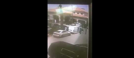 بالفيديو.. لحظة سطو مسلح على سيارة نقل أموال بالسعودية 17 jh 1