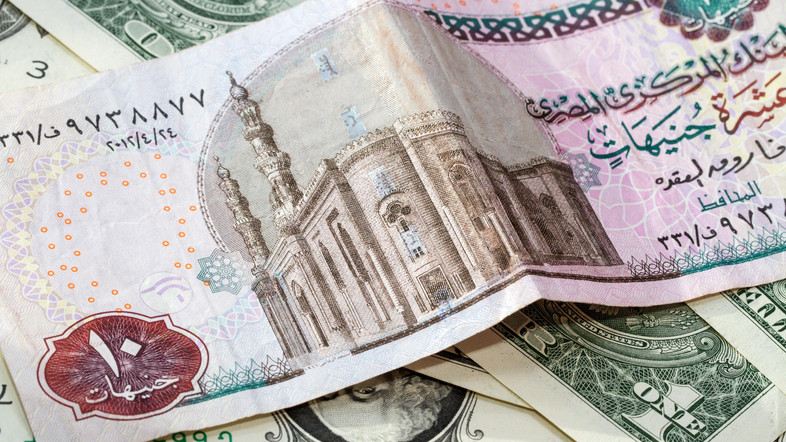 المصري يستقر أمام الدولار في بداية تعاملات هذه البنوك