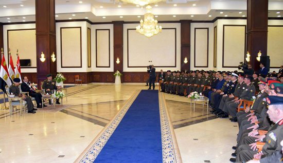 السيسي يلتقى قادة وضباط وجنود القوات المسلحة