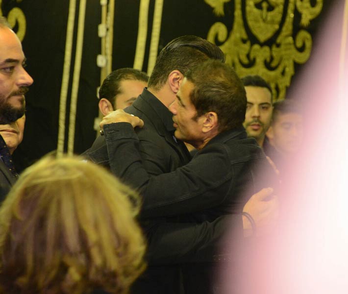 بالصور .. بودي جارد عمرو دياب يتسبب في أزمة بعزاء والد خالد سليم