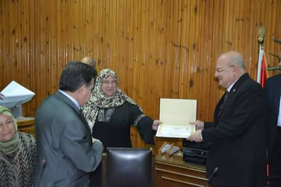بالصور.. رئيس جامعة الزقازيق يكرم الأمهات المثاليات 1 بالصور.. رئيس جامعة الزقازيق يكرم الأمهات المثاليات 1