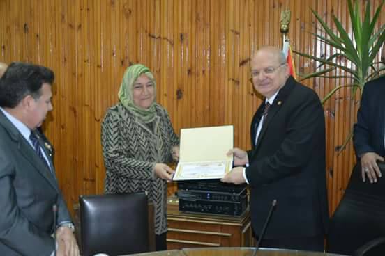 بالصور.. رئيس جامعة الزقازيق يكرم الأمهات المثاليات 2 بالصور.. رئيس جامعة الزقازيق يكرم الأمهات المثاليات 2