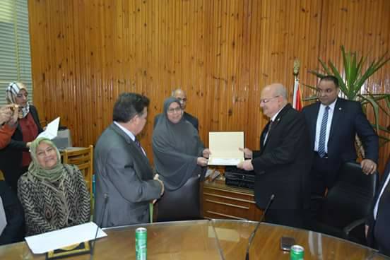 بالصور.. رئيس جامعة الزقازيق يكرم الأمهات المثاليات 4 بالصور.. رئيس جامعة الزقازيق يكرم الأمهات المثاليات 4