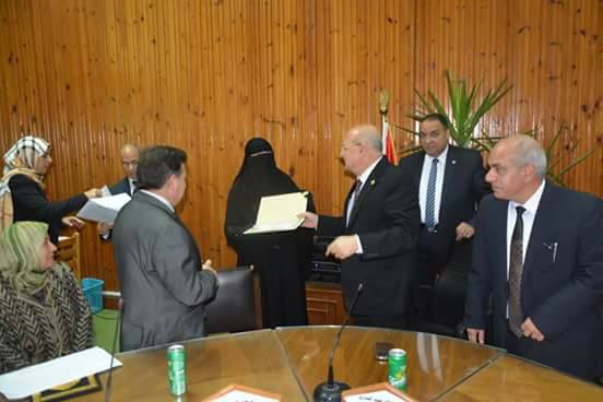 بالصور.. رئيس جامعة الزقازيق يكرم الأمهات المثاليات 5 بالصور.. رئيس جامعة الزقازيق يكرم الأمهات المثاليات 5