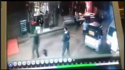 بالفيديو .. شاهد سيارة مجنونة تدهس 6 مصريين بأحد الشوارع الضيقة