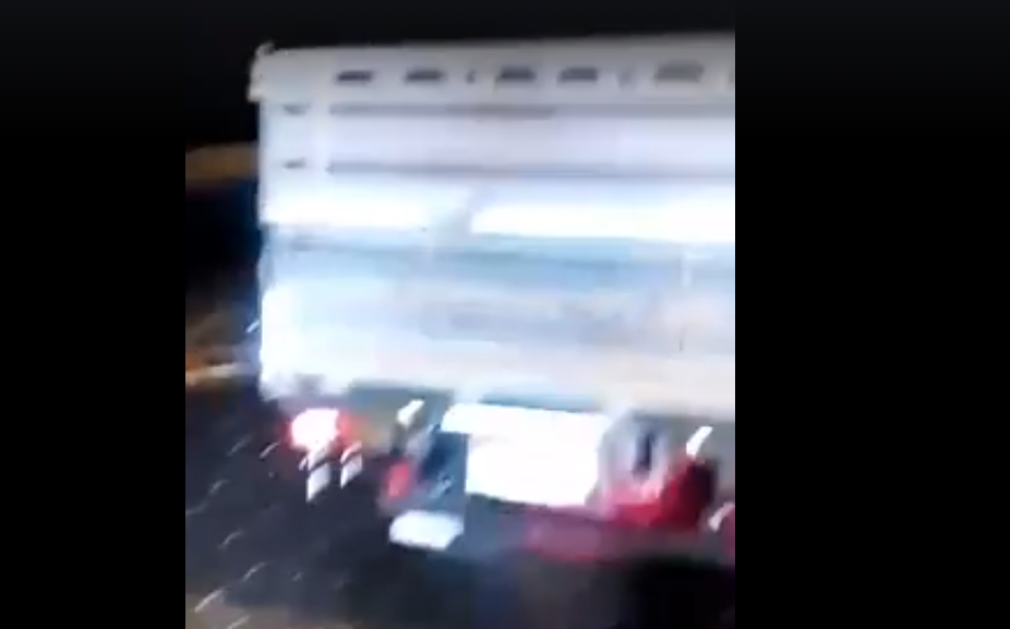 بالفيديو.. تشكيل عصابي يقطع طريق «الزقازيق بلبيس» ليسرق السيارات 2