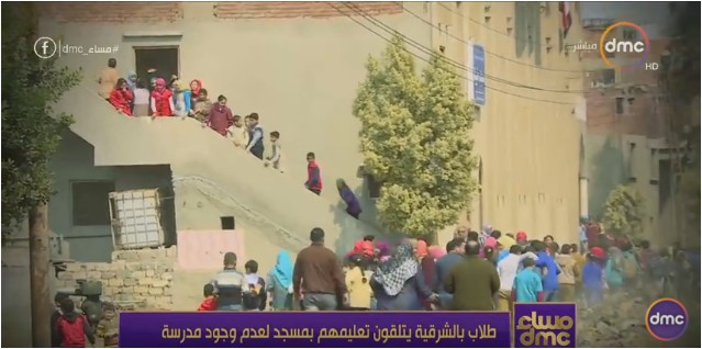 بالفيديو.. طلاب ب«الشرقية» يتلقون تعليمهم بالجامع لعدم وجود مدرسة 1