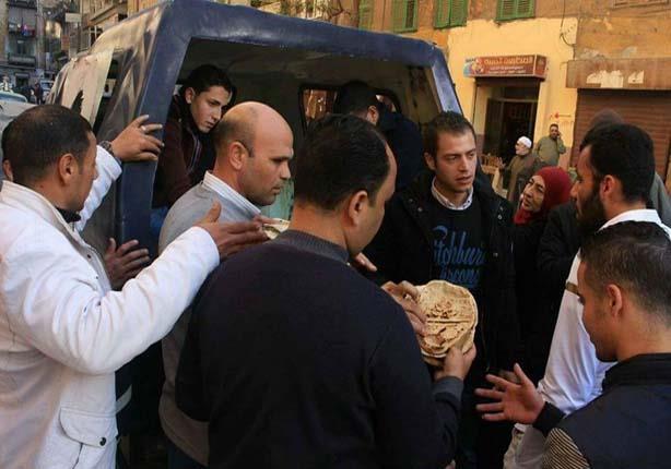 تطبيقا لشعار «الشرطة في خدمة الشعب».. الشرطة توزع الخبز على متظاهري الإسكندرية 6 تطبيقا لشعار «الشرطة في خدمة الشعب».. الشرطة يوزع الخبز على متظاهري الإسكندرية